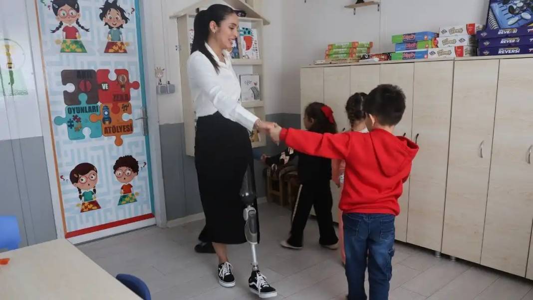 46 Saat Enkaz Altında Kalmıştı: İlk Öğretmenler Günü’nü Kutladı! 4